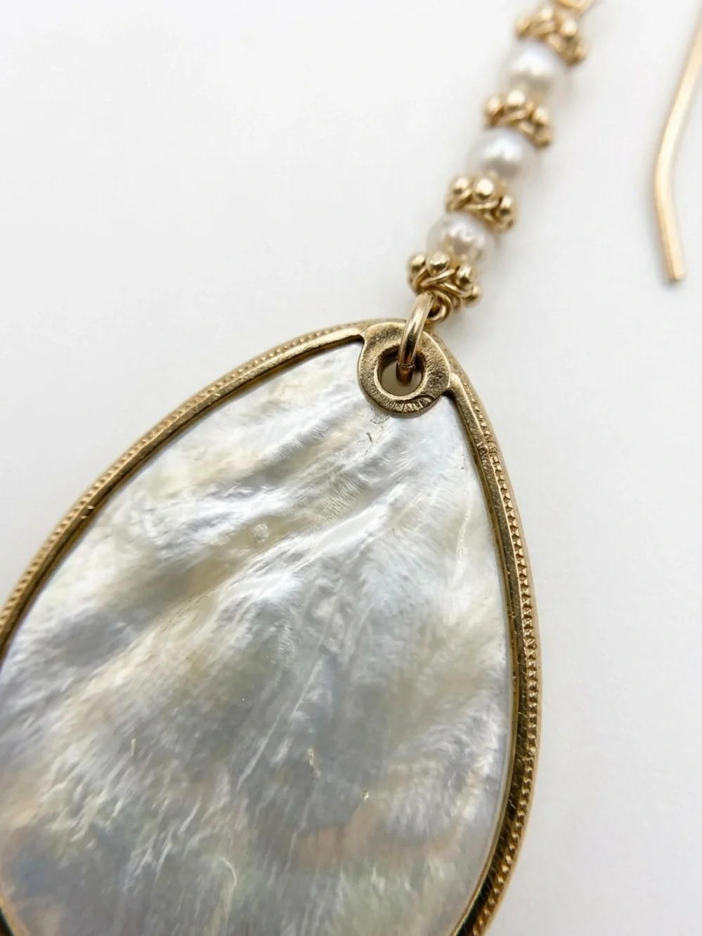 Elegant Gold-Tone Mother of Pearl Teardrop Dangle Earrings Excellent Condition